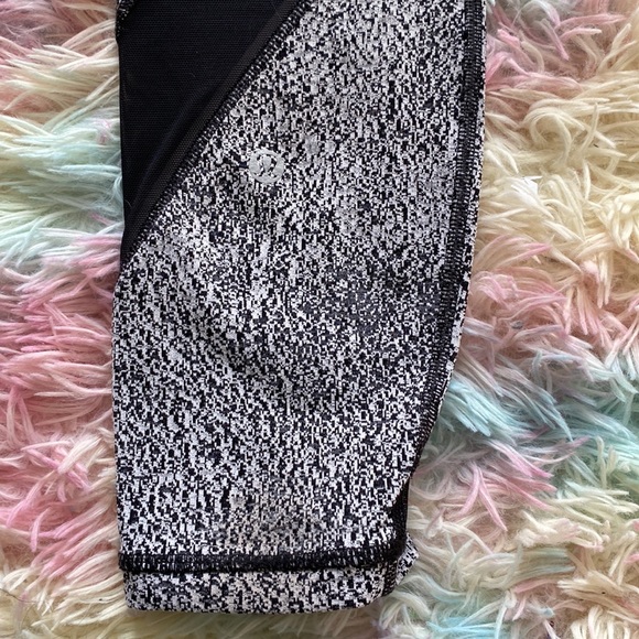 ✨Lululemon Athletica Outrun Tight Sz 4✨ - Picture 9 of 10